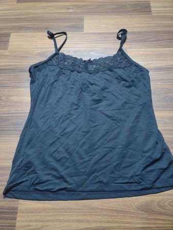 Schwarzes Top mit Spitzenbesatz