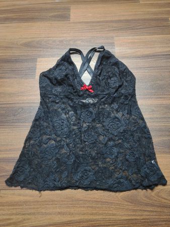 Schwarzer Spitzen-Halter-Top mit roter Schleife