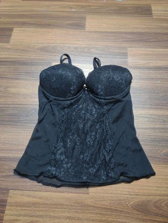 Schwarze Spitzenchemise mit BH-Cups