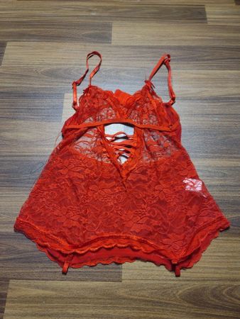 Rote Spitzenbabydoll-Lingerie