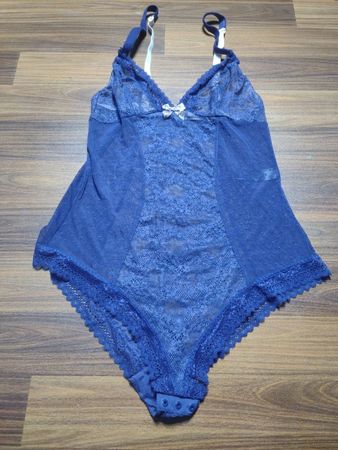 Blaues Spitzenbody