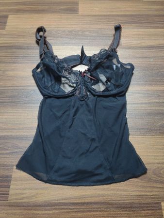 Schwarze Spitzenverzierung Chemise