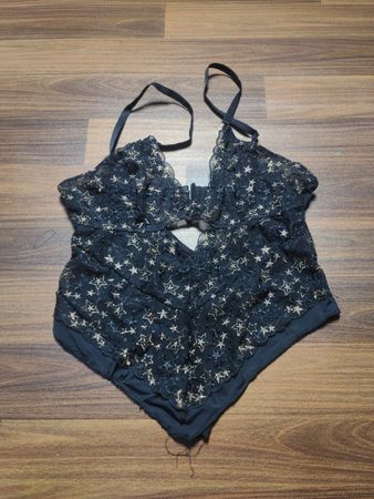 Schwarzes Spitzen-Teddy mit Sternmuster