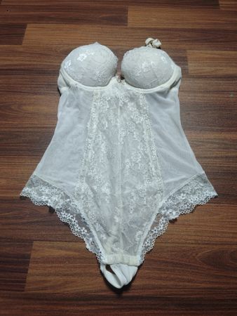 Weißer Spitzen-Bodysuit