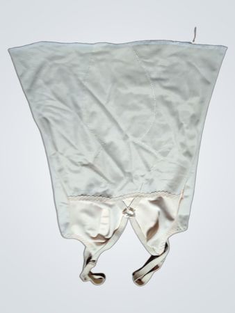 Beige Slip mit Spitzenbesatz