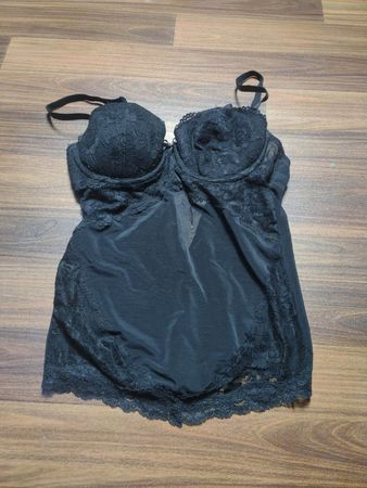 Schwarzes Spitzenbesatz-Camisole mit BH-Cups
