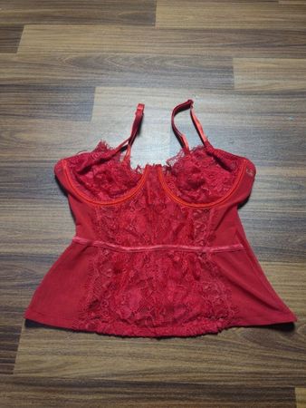 Rote Spitzen-Top