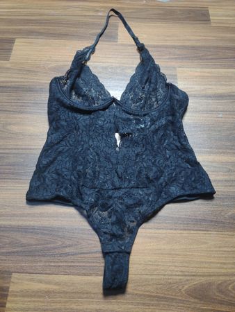 Schwarzer Spitzen-Bodysuit