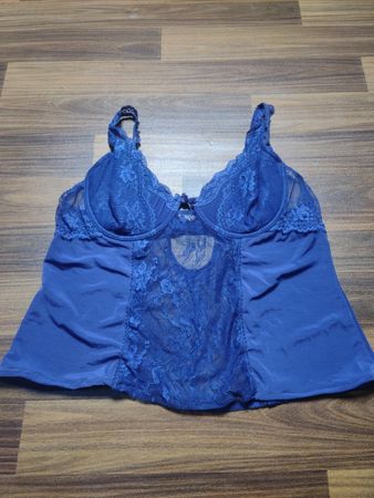 Blaue Spitzenunterhemden