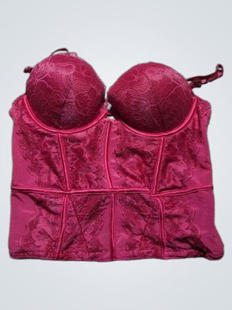 Rotes Korsettoberteil mit Spitzendetails