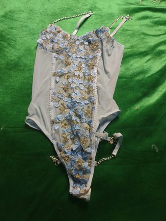 Hellblauer floraler Spitzen-Body mit Ketten