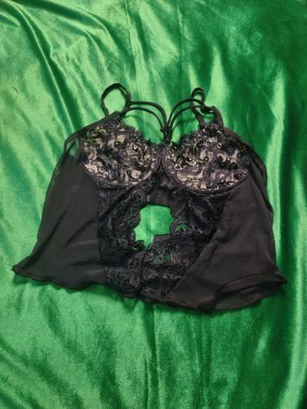 Schwarzes mit Spitzenbesatz versehenes Dessous-Set
