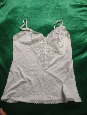 Camisol mit weißer Spitzenkante