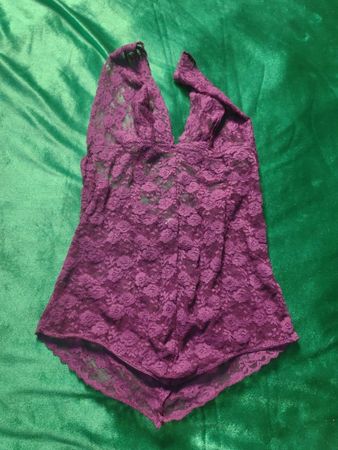 Lila Spitzen-Bodysuit