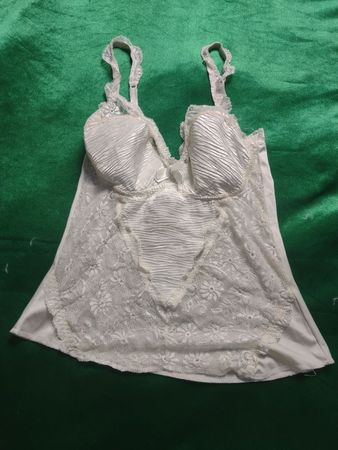 Camisol mit weißer Spitzenborte