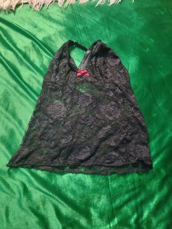 Schwarzes Spitzen-Haltertop mit rotem Schleifenakzent