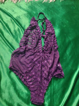 Violette Spitzenunterhosen
