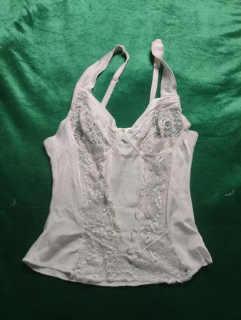 Weiße Spitzenrand-Camisole