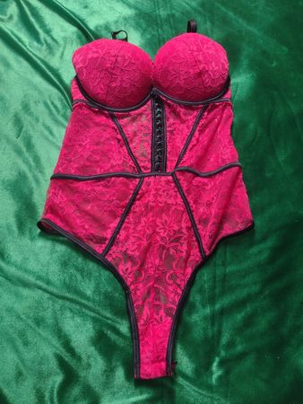 Rosa Spitzenbodysuit mit schwarzem Besatz