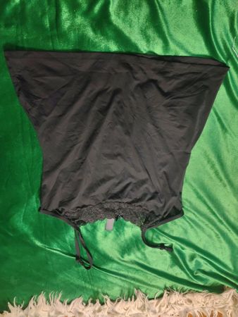 Schwarzes Top mit Spitzenbesatz