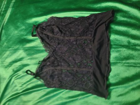 Schwarzes Spitzenrand-Camisole
