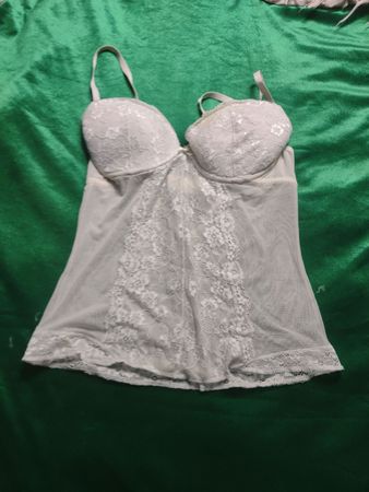 Weiße Spitzen-Hemdchens mit BH-Cups