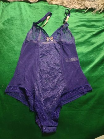 Lila Spitzenbodysuit