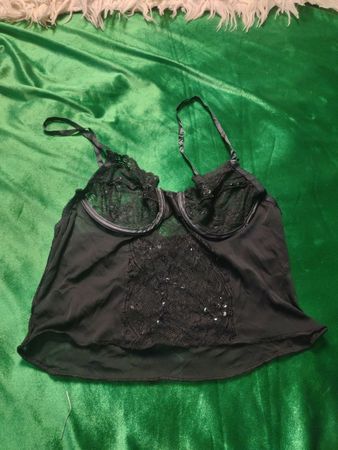 Schwarzes Babydoll mit Spitzenbesatz und Pailletten