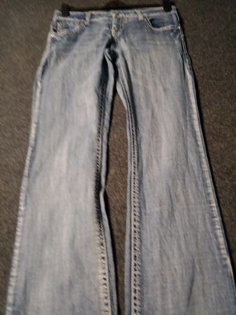 Blaue Jeans mit verzierten Taschen