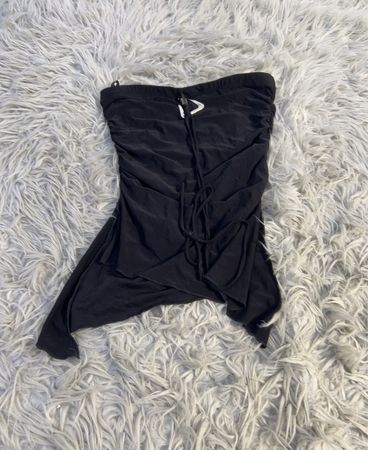Modezeitschrift Schwarzes gerafftes trägerloses Oberteil