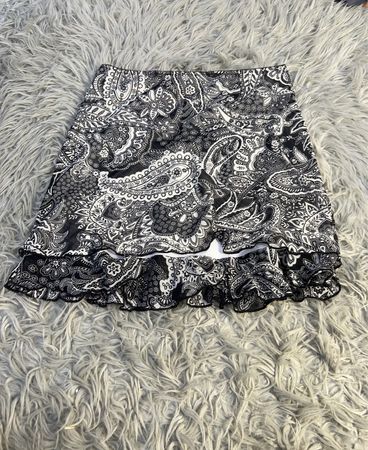 BRIGGS Petite Schwarz-Weiße Paisley-Druck Rüschenshorts