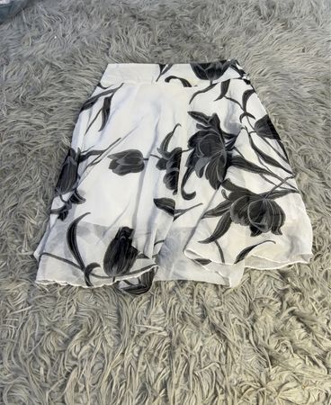 Junxian White Black Floral Skirt