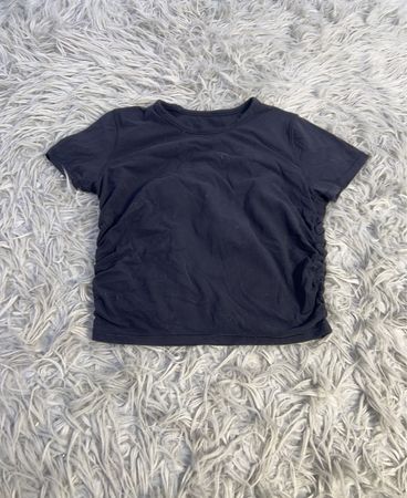 Lululemon Schwarzes Rüschen-T-Shirt