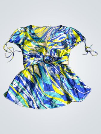 NICOLA Damenbluse mit kurzem Ärmel, V-Ausschnitt, abstraktem Druck in Blau, Grün, Gelb und Weiß, mit Gürtel