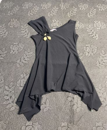 Schwarzes asymmetrisches Kleid mit Verzierungen
