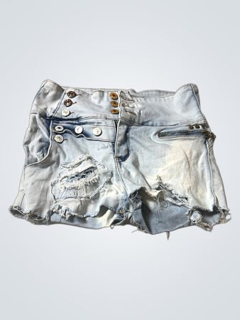 Hellgewaschene, zerrissene Jeansshorts