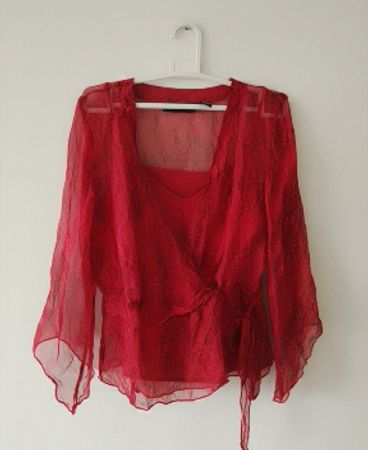 Blouse translucide rouge Wrap de New York City Design Co.