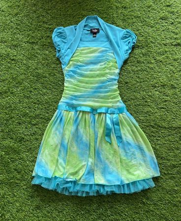 Blau-grünes Batik-Kleid mit Schleifendetail