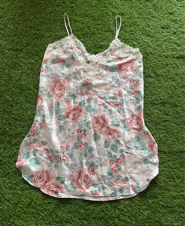 California Dynasty Nachtkleid mit floraler Spitzeinstellung