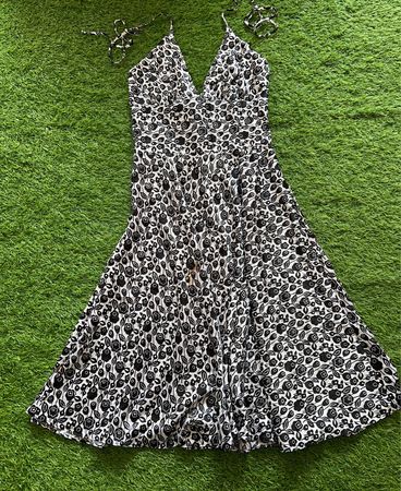 Alyn Paige New York schwarzes und weißes Kleid mit Blumenmuster