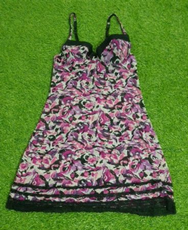 Floral-Print-Unterkleid mit schwarzer Spitzenverzierung