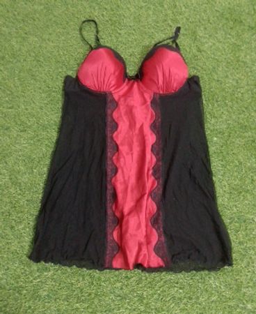 Schwarz- und Rot-Spitzenbesatz-Chemise