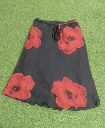 Schwarzer Rock mit rotem Blumenmuster