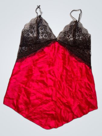 Rote und schwarze Spitzenchemise