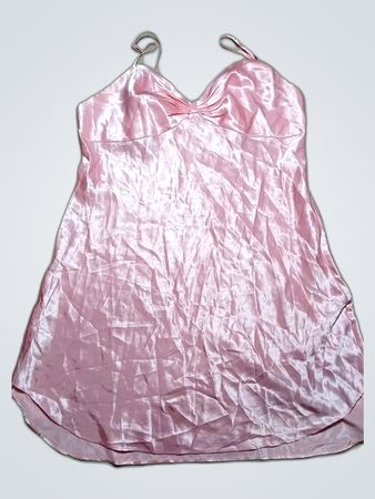 Robe nuisette en satin rose