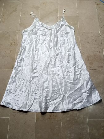 Robe glissante blanche secrète