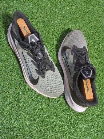 Baskets de course grises Nike