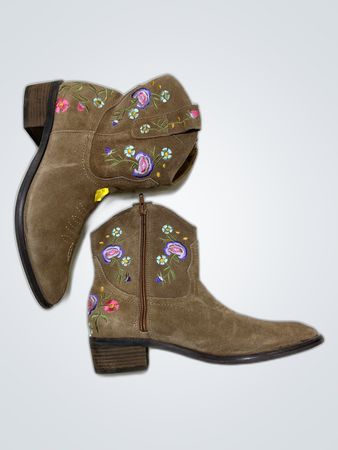 Chelsey Girl bestickte Wildleder-Cowboy-Stiefel