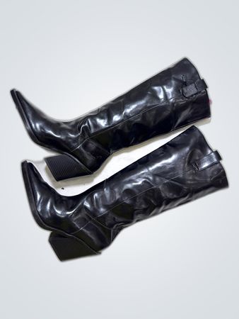 Botas de cuero negro hasta la rodilla de Zara