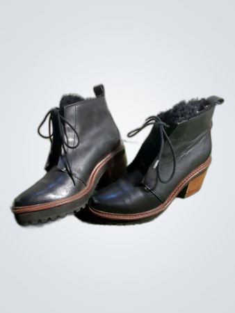 Bota de Tornozelo Lace-Up de Couro Preto Kelsi Monro